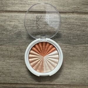 Ofra x Nikkie Tutorials "Everglow" highlighter